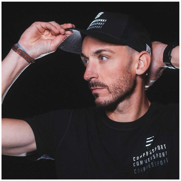 Gorra Compressport TRUCKER CAP Black Edition