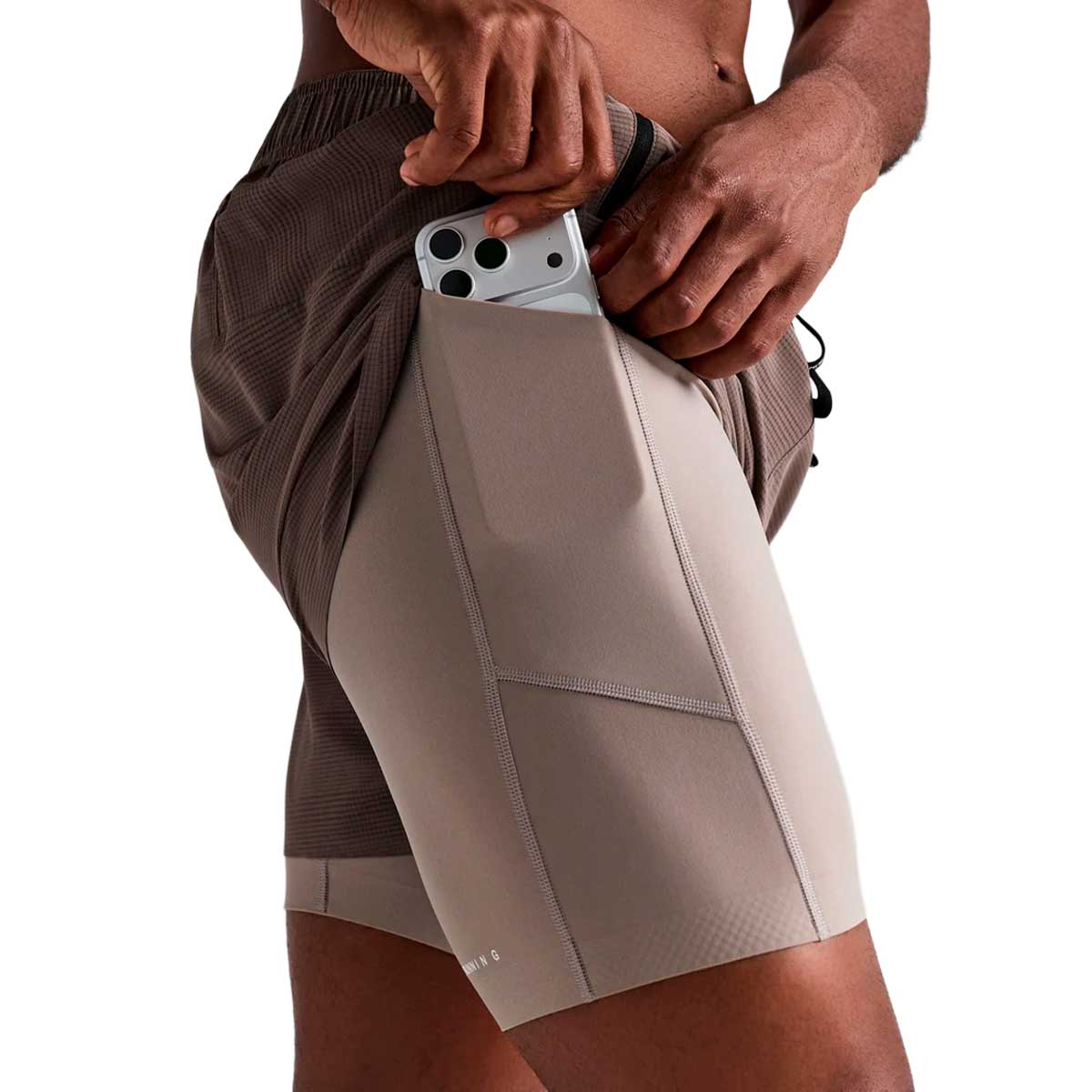 Short Bandit CoolGrid™ 2-in-1 Run Cocoa Mujer
