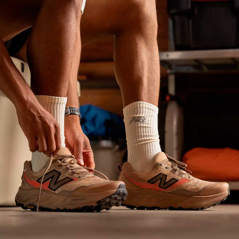 Tenis New Balance HIERRO V9 Marrón Negro Hombre