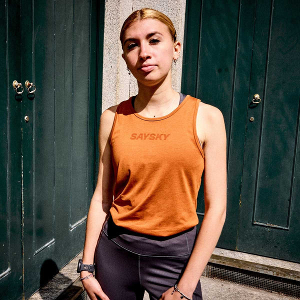 Playera Deportiva Saysky Logo Pace Top Marrón Mujer