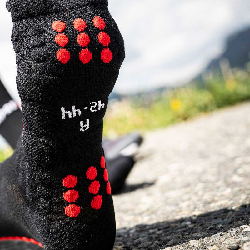 Calceta Compressport Pro Racing Socks Winter Run Black Red