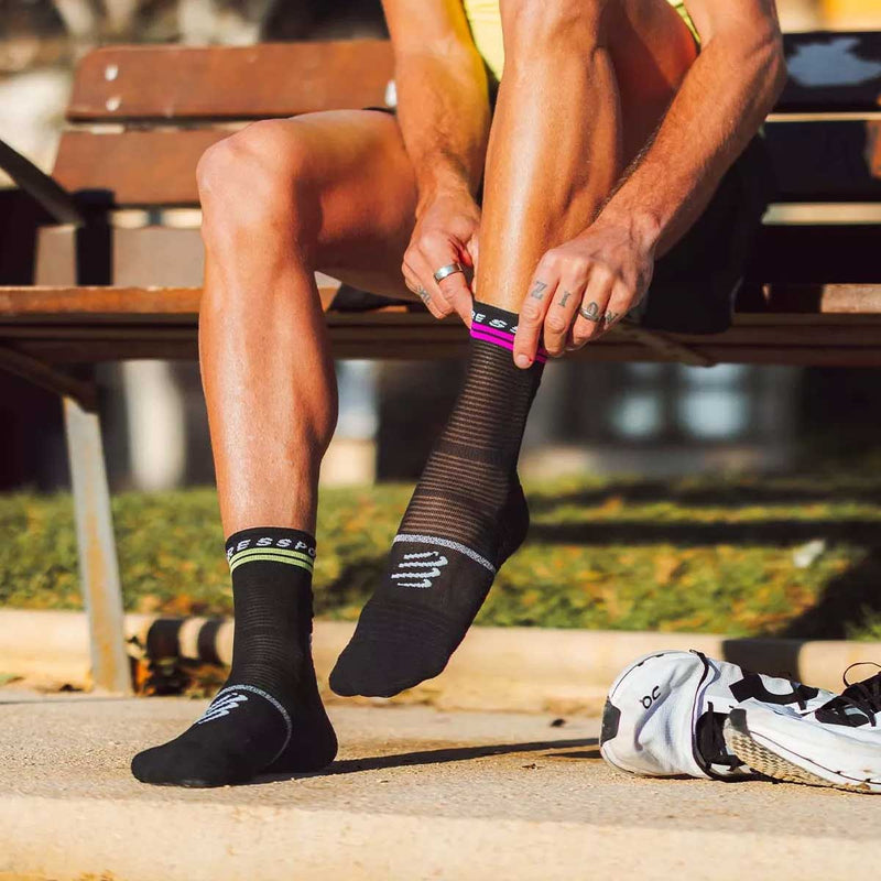 Calceta Compressport Pro Marathon Socks V2.0 High Neo Yellow Pink