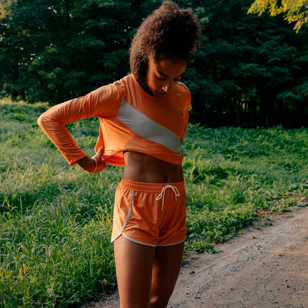Short Deportivo Tracksmith Van Cortlandt Coral Gold Mujer