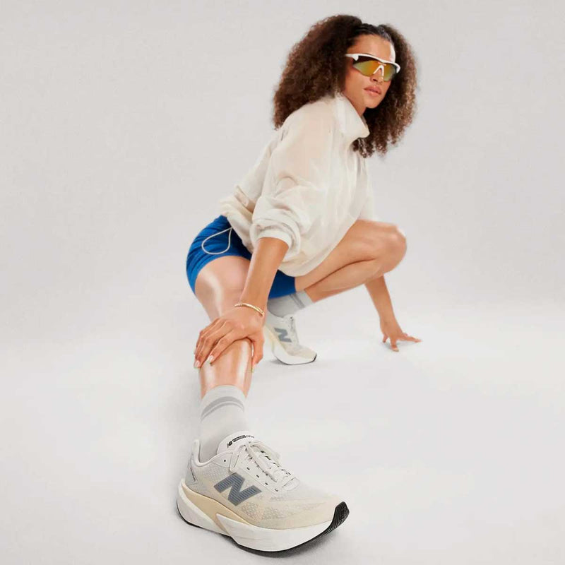 Tenis New Balance Running REBEL V5 Gris Beige Mujer