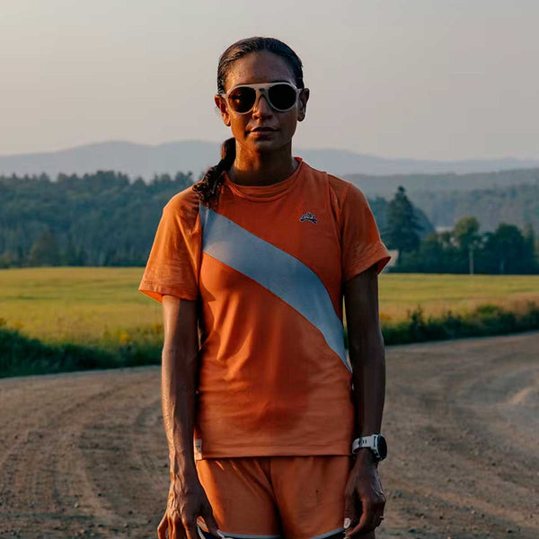 Playera Deportiva Tracksmith Van Cortlandt Coral Gold Mujer