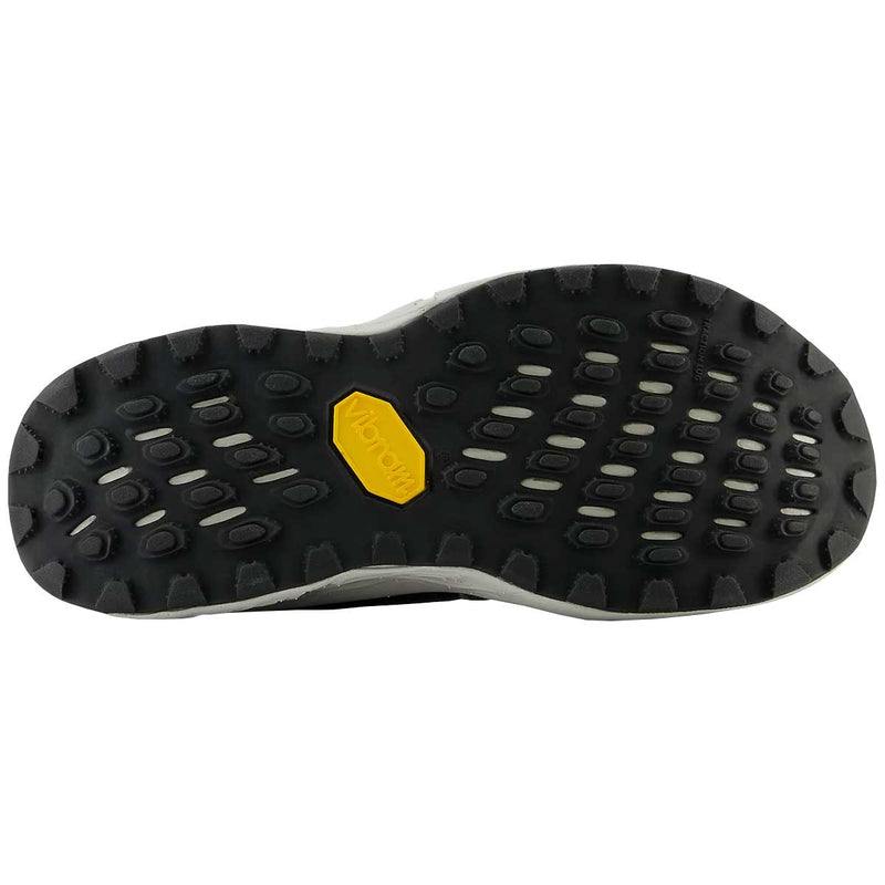 Tenis New Balance Hierro v8 Trail Running Negro Mujer