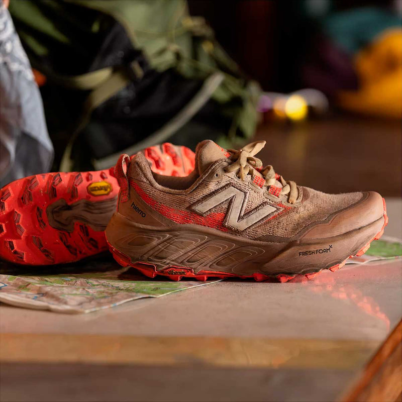Tenis New Balance HIERRO V9 Café Melón Mujer