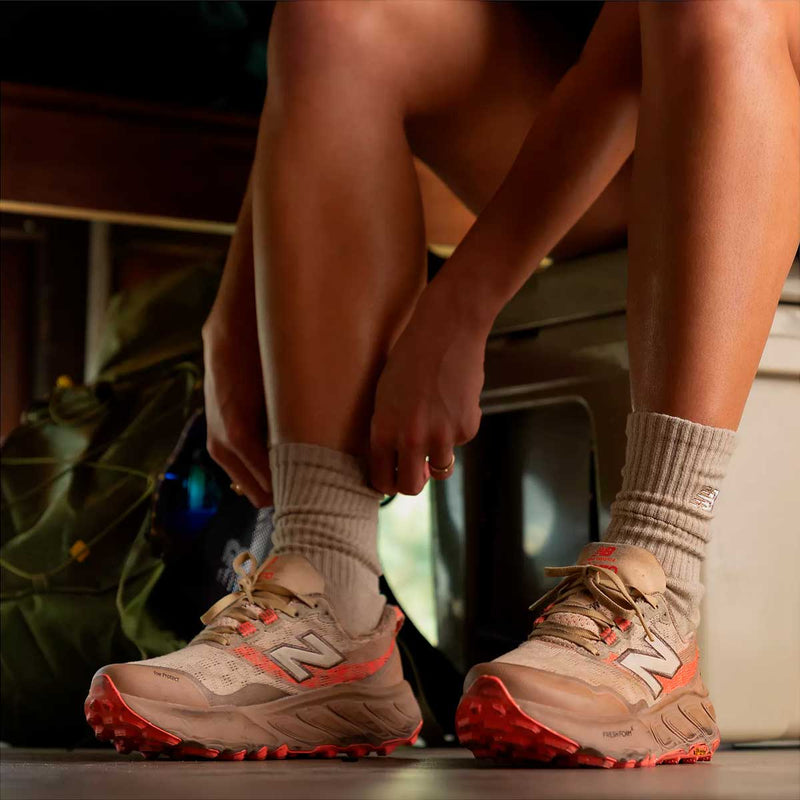 Tenis New Balance HIERRO V9 Café Melón Mujer