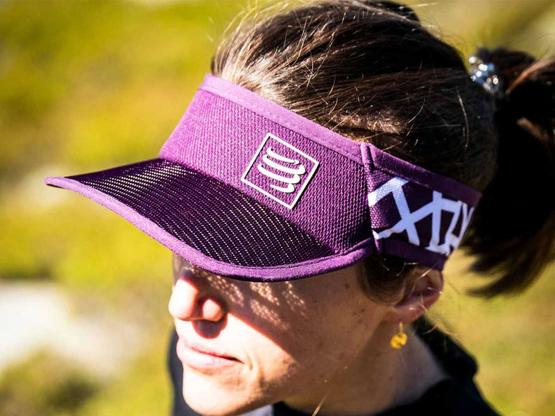 Visera Compressport SPIDERWEB Ultra ligera Morado