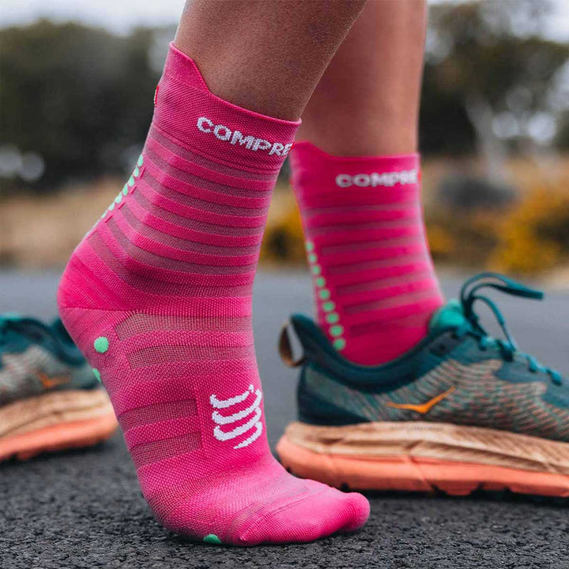 Calceta Compressport PRO RACING V4.0 UltraLight Run High Hot Pink